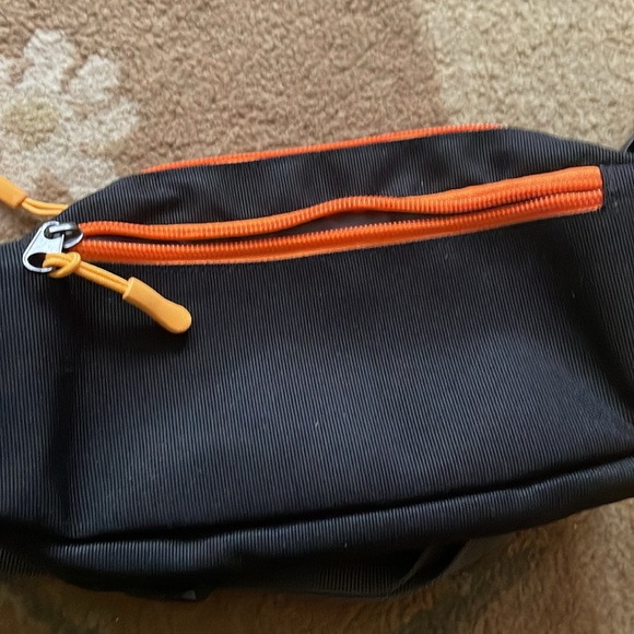 NWOT belt bag / “Fanny pack” - Picture 4 of 6
